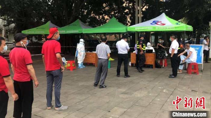 海南医学院组织专业医务人员对该校密切接触学生服务人员进行核酸检测。海南大学供图 点击进入下一页