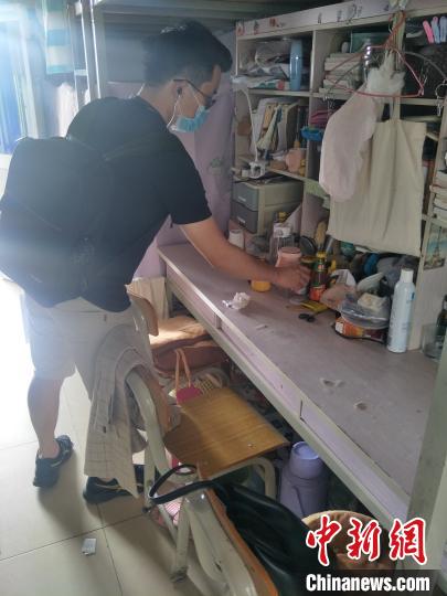海南大学教师为学生打扫宿舍卫生。海南大学供图 点击进入下一页